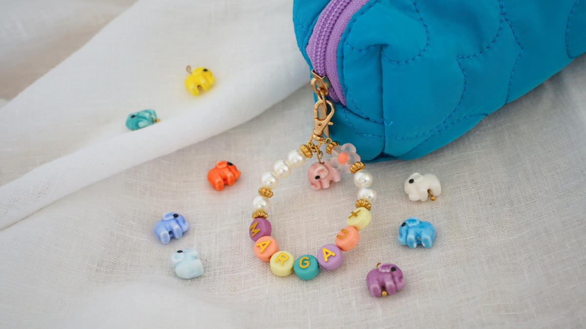 Llavero personalizado con nombre y cuentas de letras Llavero personalizado con nombre y cuentas de letras