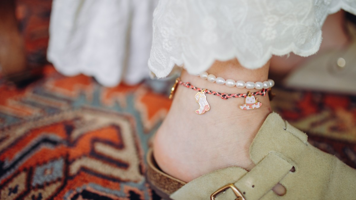 Cordón tobillero con dijes de vaquera y pulsera de perlas de agua dulce Cordón tobillero con dijes de vaquera y pulsera de perlas de agua dulce