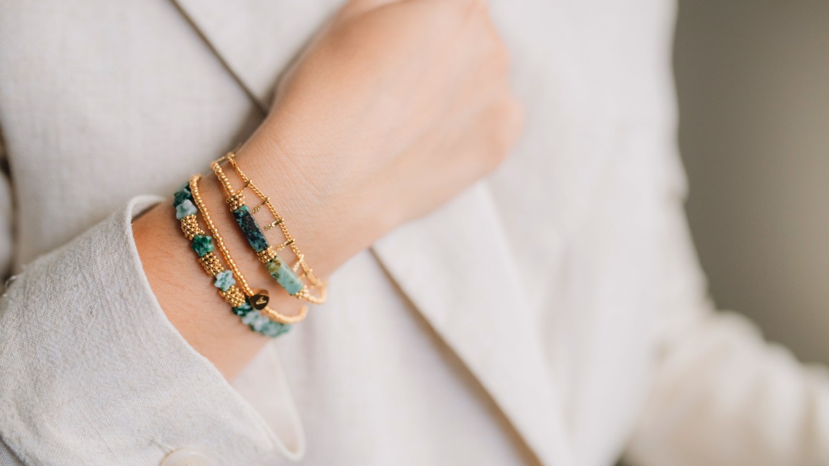 Conjunto de pulseras verdes y Doradas en piedras naturales Conjunto de pulseras verdes y Doradas en piedras naturales