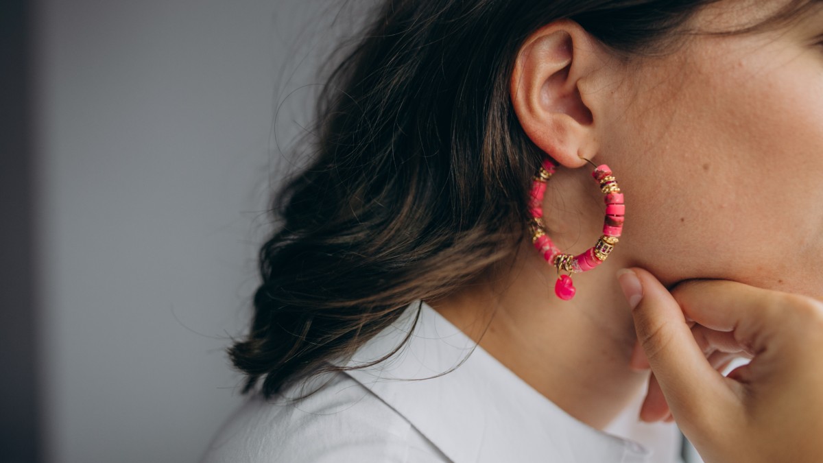 Pendientes de aro con cuentas de Regalita teñida de rosa Pendientes de aro con cuentas de Regalita teñida de rosa