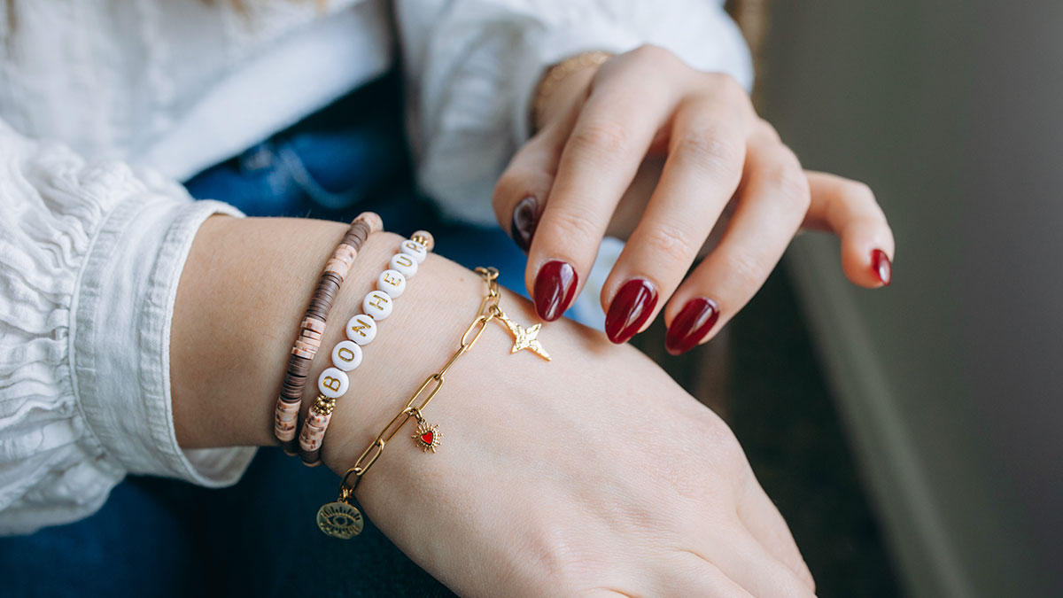 Pulseras simbólicas con dijes y letras variados Pulseras simbólicas con dijes y letras variados