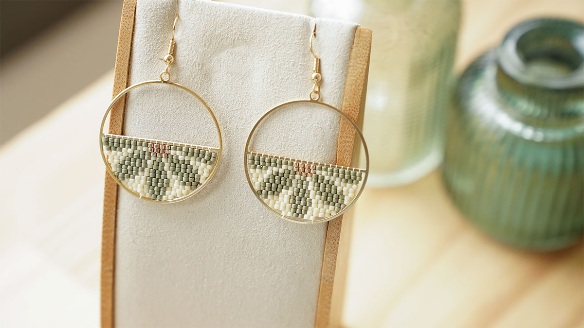 Pendientes en tejido de media flor Pendientes en tejido de media flor