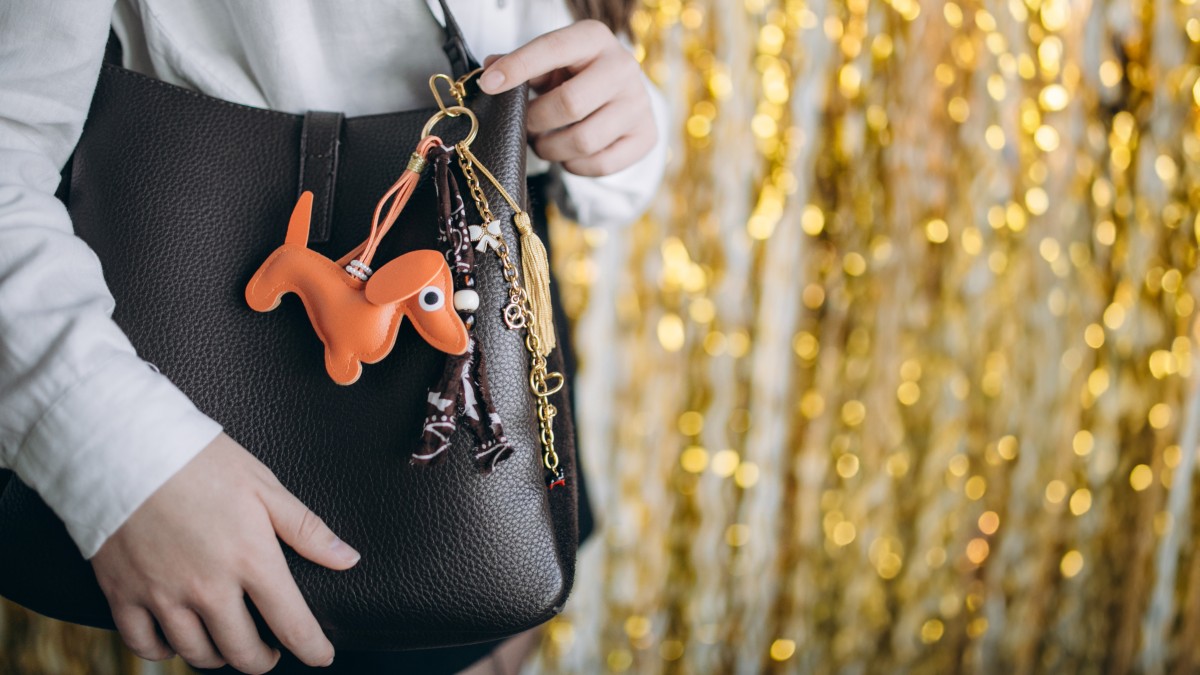 Bolso joya con colgante de perro salchicha, pompones y bandana Bolso joya con colgante de perro salchicha, pompones y bandana