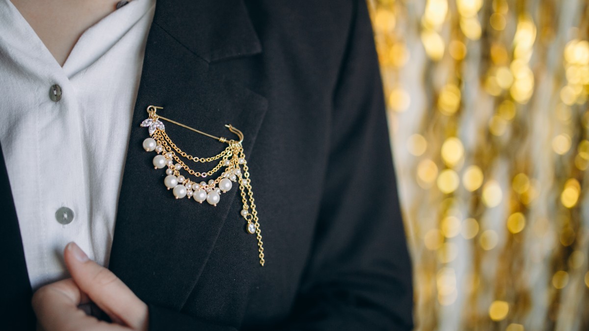 Broche à franges dorées et perles nacrées Broche à franges dorées et perles nacrées