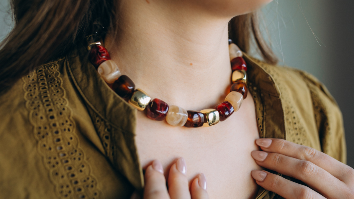 Collar de cuentas cúbicas irregulares de resina Collar de cuentas cúbicas irregulares de resina