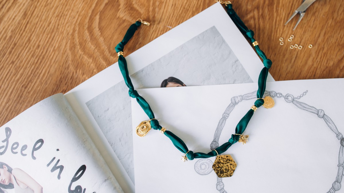 Gargantilla de tela verde bosque con Dijes Dorados Gargantilla de tela verde bosque con Dijes Dorados