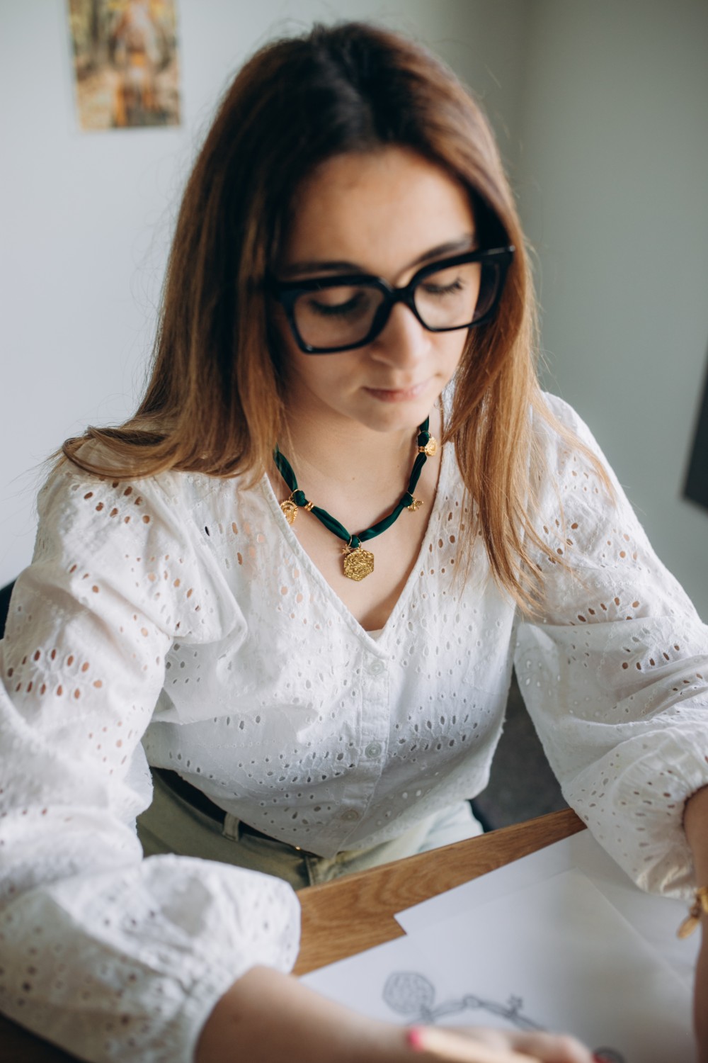 Esquema Gargantilla de tela verde bosque con Dijes Dorados Esquema Gargantilla de tela verde bosque con Dijes Dorados