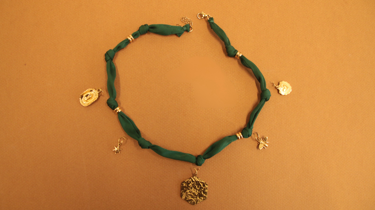 Gargantilla de tela verde bosque con Dijes Dorados : Paso 1 Gargantilla de tela verde bosque con Dijes Dorados : Paso 1