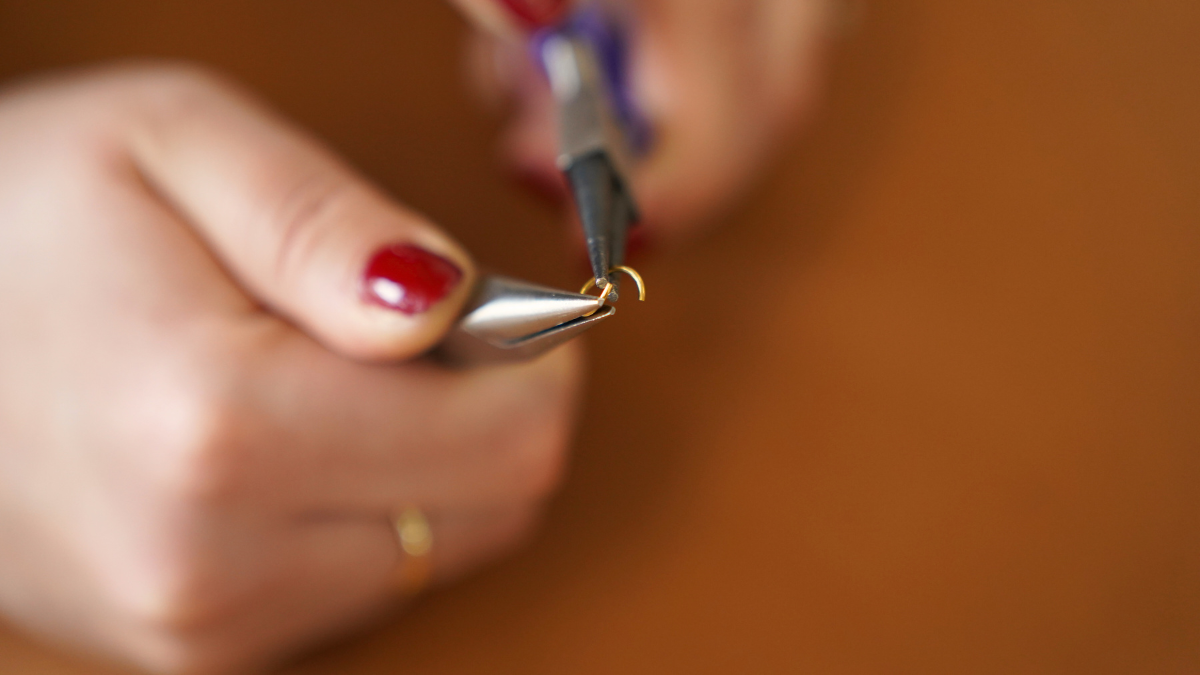 Gargantilla de tela verde bosque con Dijes Dorados : Paso 2 Gargantilla de tela verde bosque con Dijes Dorados : Paso 2
