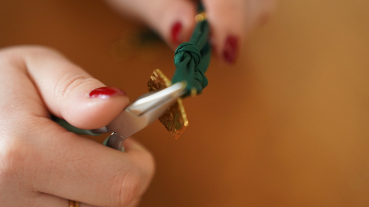 Gargantilla de tela verde bosque con Dijes Dorados : Paso 3 Gargantilla de tela verde bosque con Dijes Dorados : Paso 3