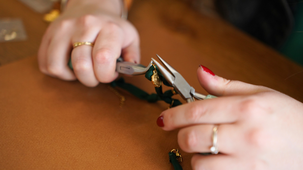 Gargantilla de tela verde bosque con Dijes Dorados : Paso 4 Gargantilla de tela verde bosque con Dijes Dorados : Paso 4