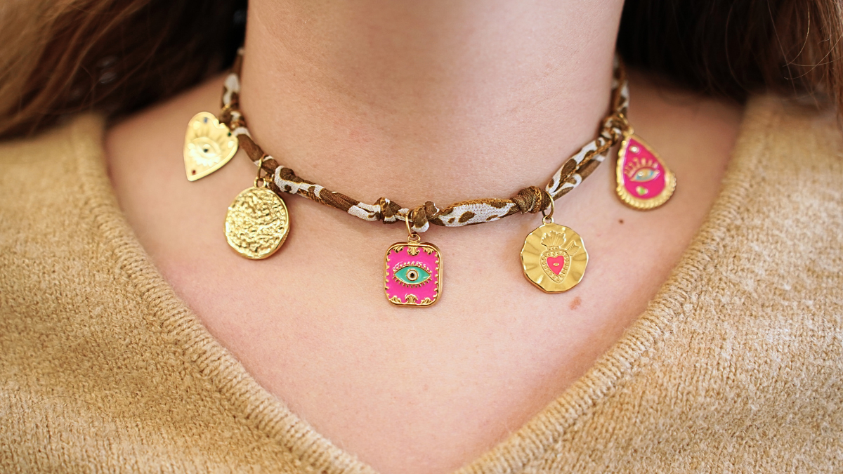 Cinta de seda con motivo de vaca y Dijes Dorados Cinta de seda con motivo de vaca y Dijes Dorados