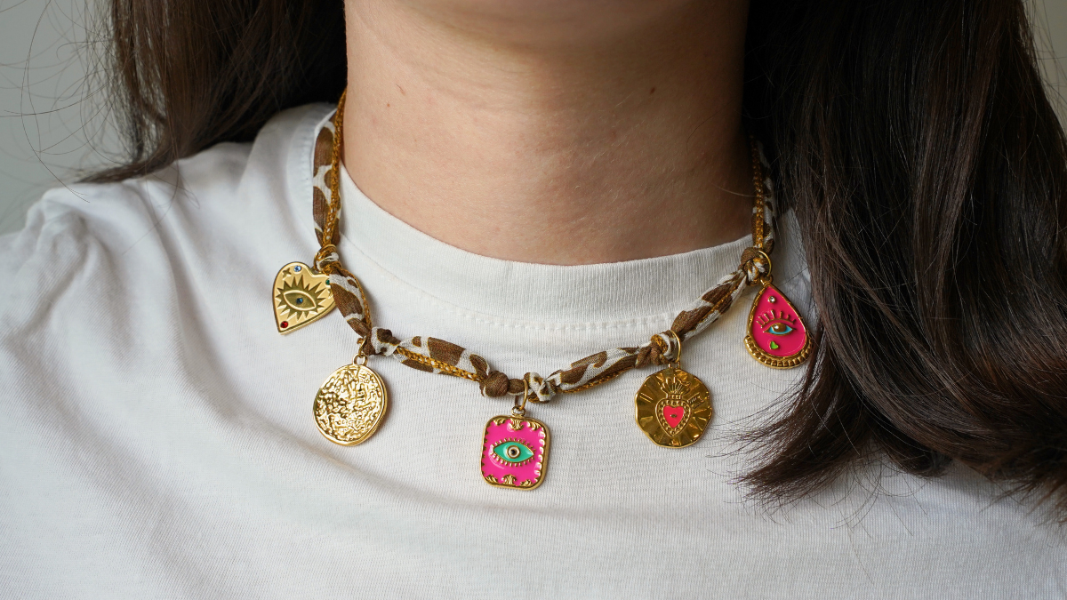 Esquema Cinta de seda con motivo de vaca y Dijes Dorados Esquema Cinta de seda con motivo de vaca y Dijes Dorados