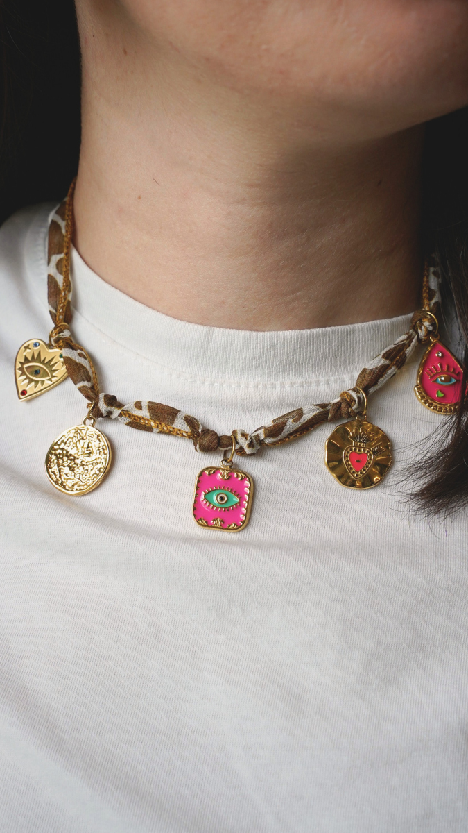 Esquema Cinta de seda con motivo de vaca y Dijes Dorados Esquema Cinta de seda con motivo de vaca y Dijes Dorados