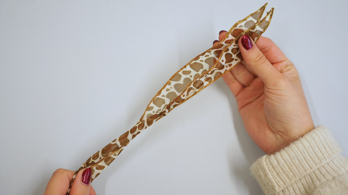 Cinta de seda con motivo de vaca y Dijes Dorados : Paso 1 Cinta de seda con motivo de vaca y Dijes Dorados : Paso 1