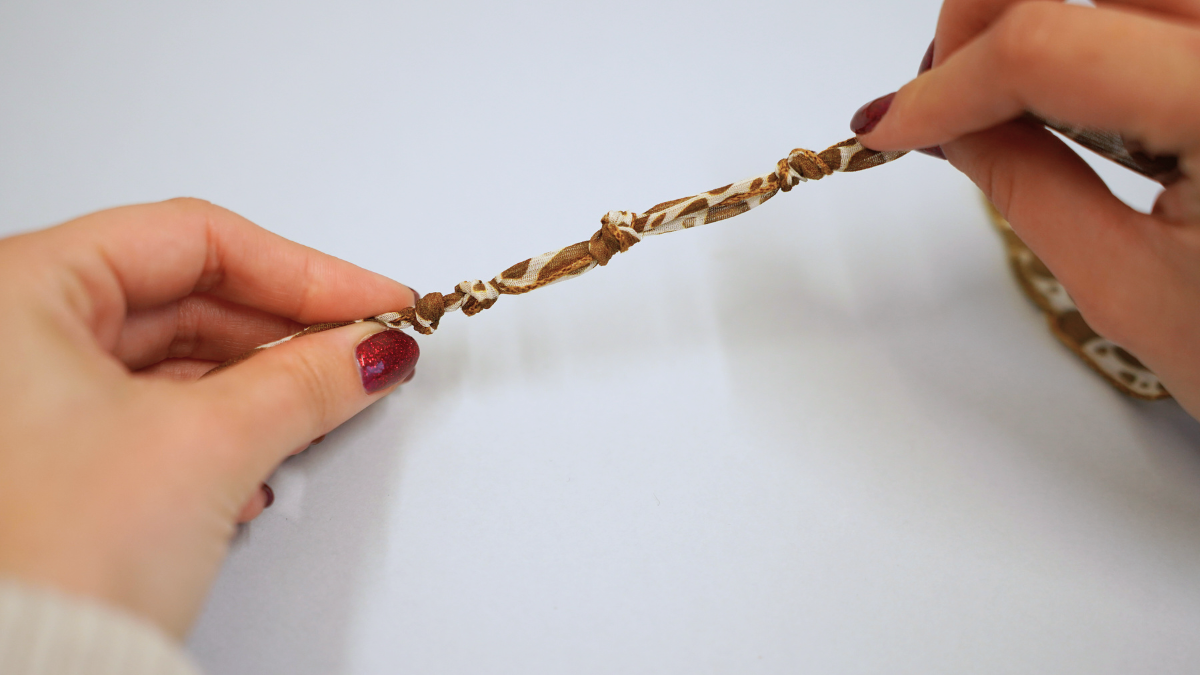 Cinta de seda con motivo de vaca y Dijes Dorados : Paso 2 Cinta de seda con motivo de vaca y Dijes Dorados : Paso 2