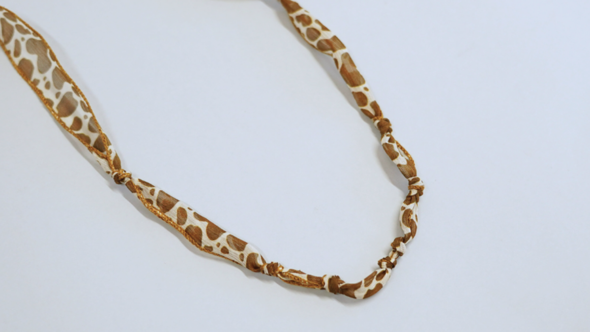 Cinta de seda con motivo de vaca y Dijes Dorados : Paso 3 Cinta de seda con motivo de vaca y Dijes Dorados : Paso 3