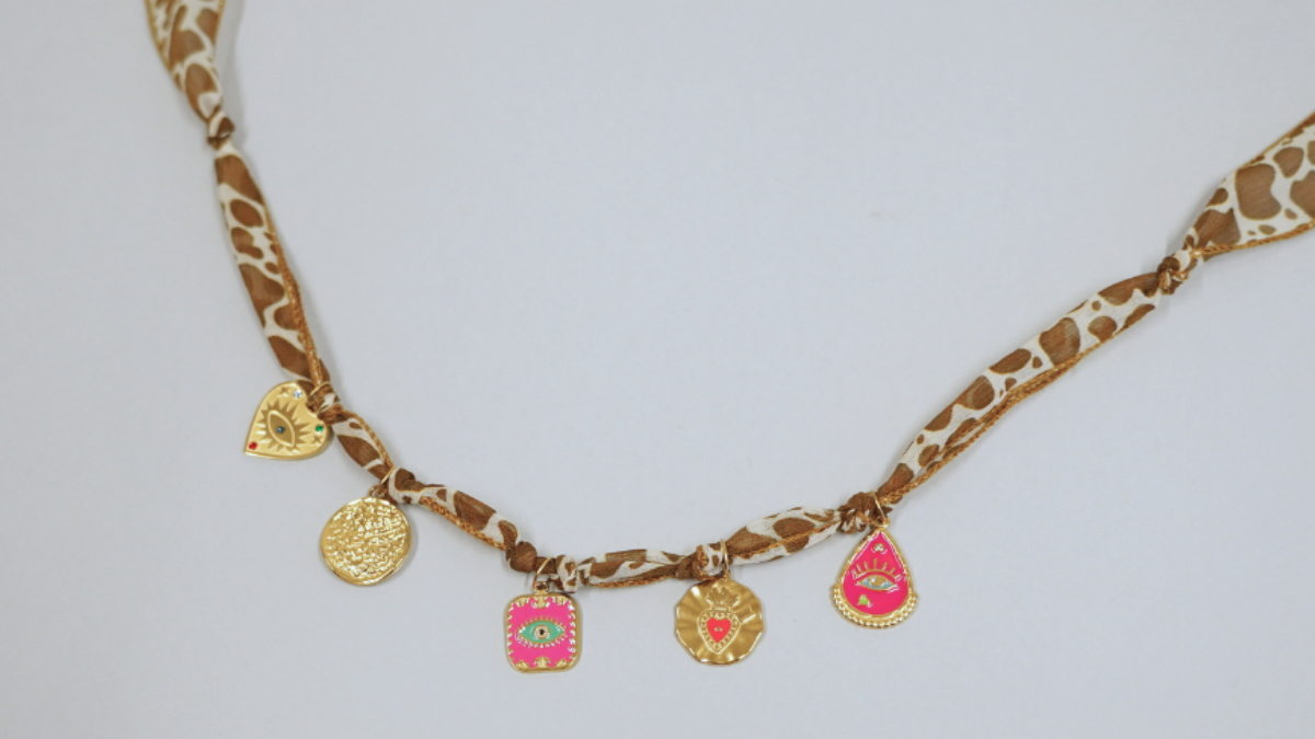 Cinta de seda con motivo de vaca y Dijes Dorados : Paso 5 Cinta de seda con motivo de vaca y Dijes Dorados : Paso 5