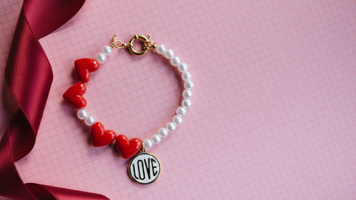 DIY Pulsera de San Valentín con corazones rojos y cuentas nacaradas DIY Pulsera de San Valentín con corazones rojos y cuentas nacaradas