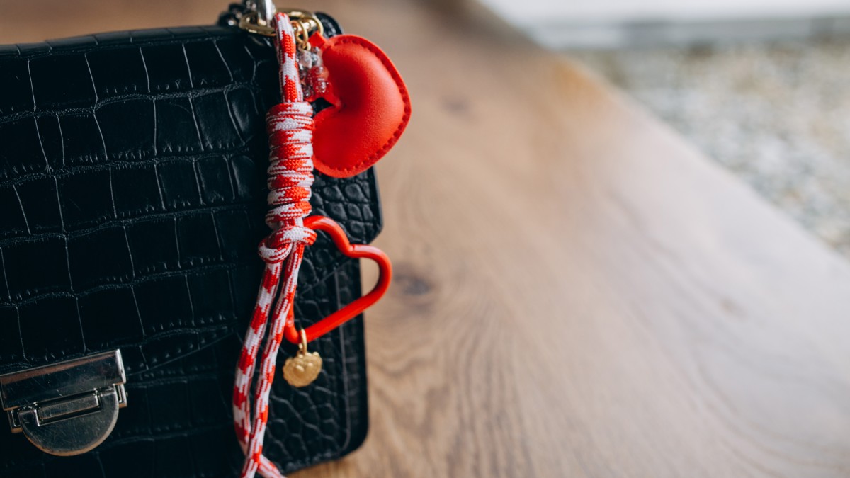 Joyas para bolsos de San Valentín: una idea DIY fácil Joyas para bolsos de San Valentín: una idea DIY fácil