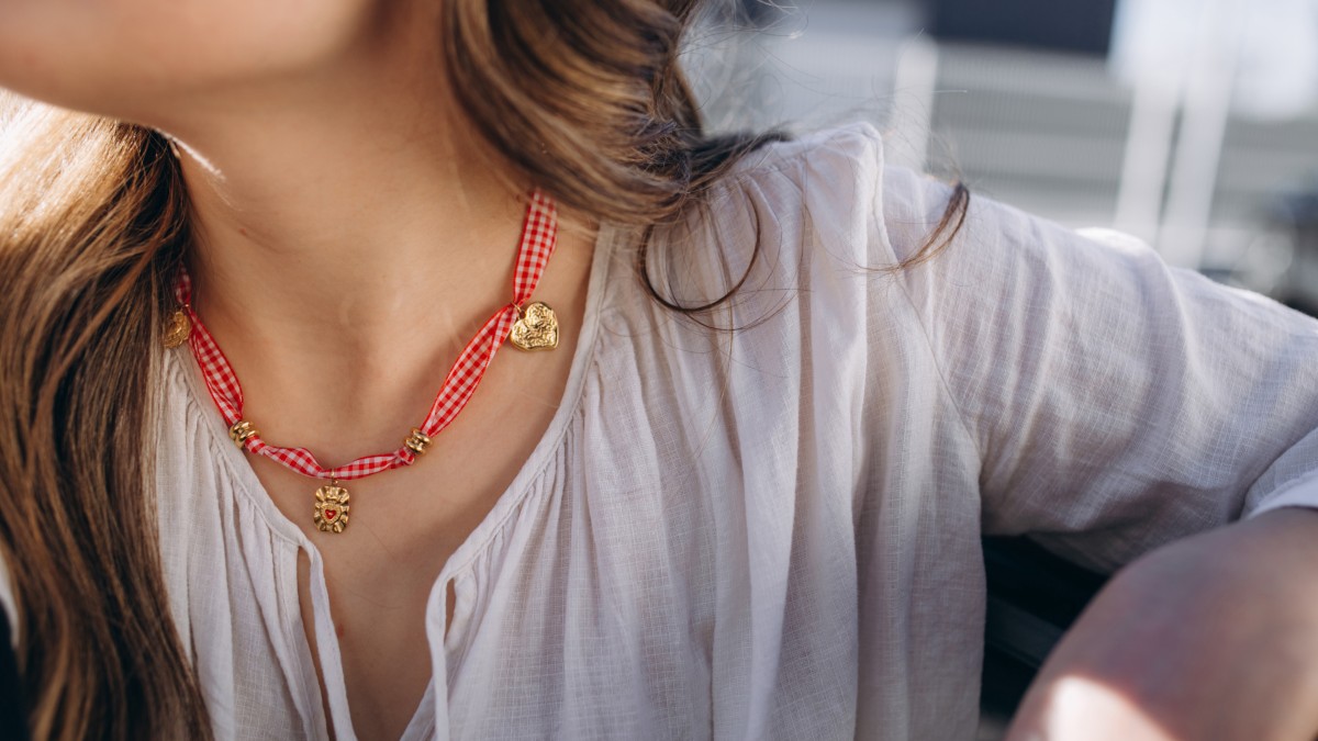 Collar de cinta guinga con Dijes de corazón Collar de cinta guinga con Dijes de corazón