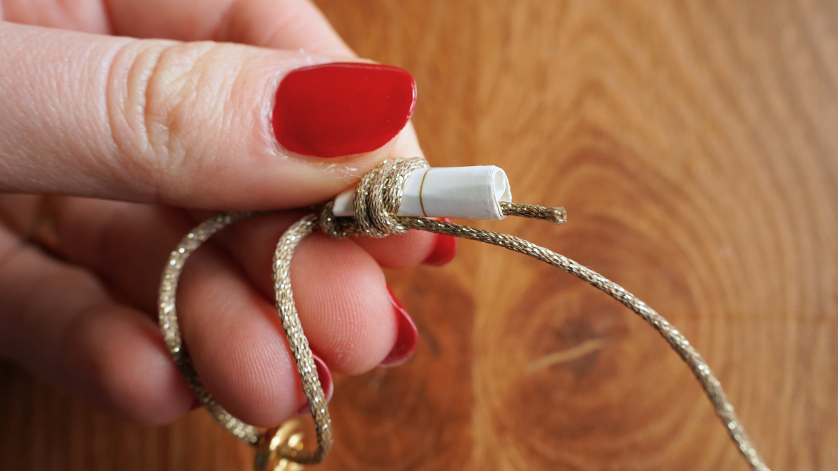 Dúo de pulseras de cordón y malla azul marino : Paso 5 Dúo de pulseras de cordón y malla azul marino : Paso 5