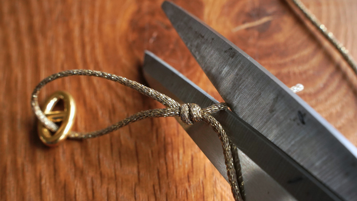Dúo de pulseras de cordón y malla azul marino : Paso 6 Dúo de pulseras de cordón y malla azul marino : Paso 6