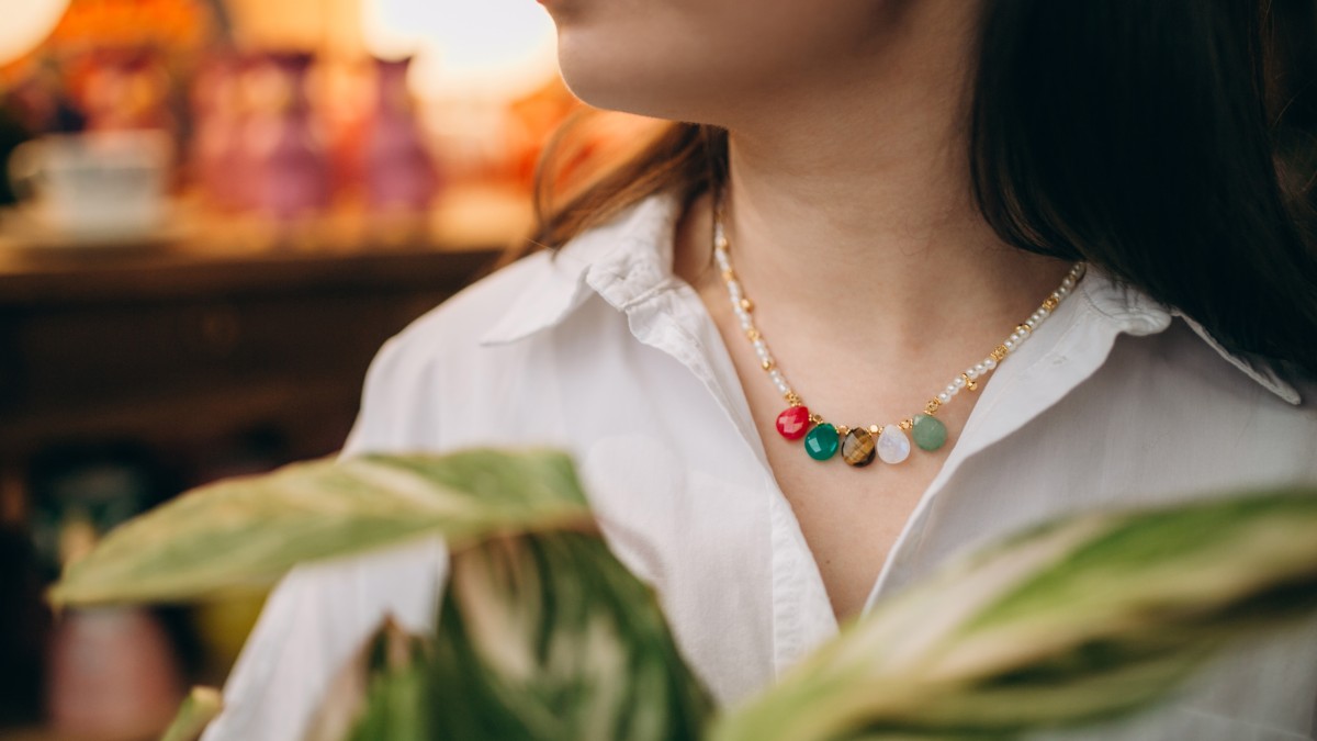 Collar con colgante de piedras preciosas y nácar Collar con colgante de piedras preciosas y nácar