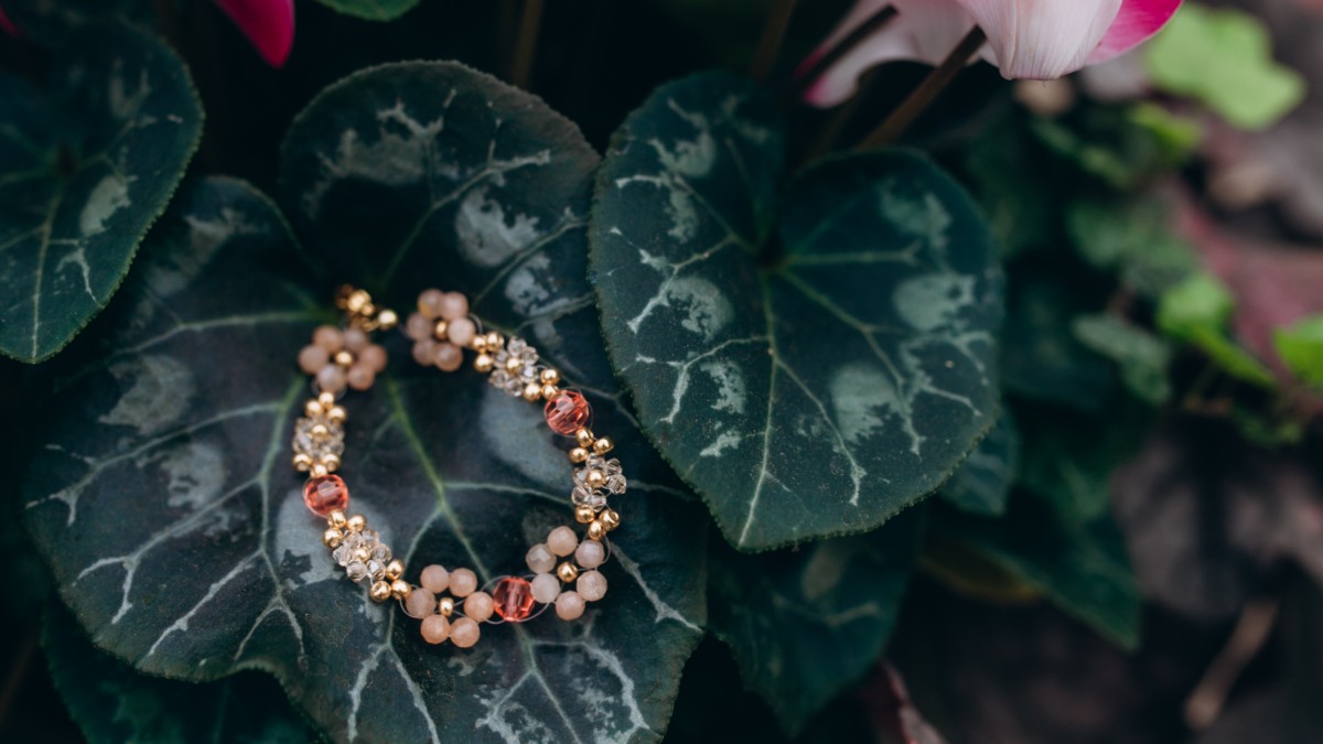 Preciosa pulsera de piedras preciosas y flor de peonza Preciosa pulsera de piedras preciosas y flor de peonza