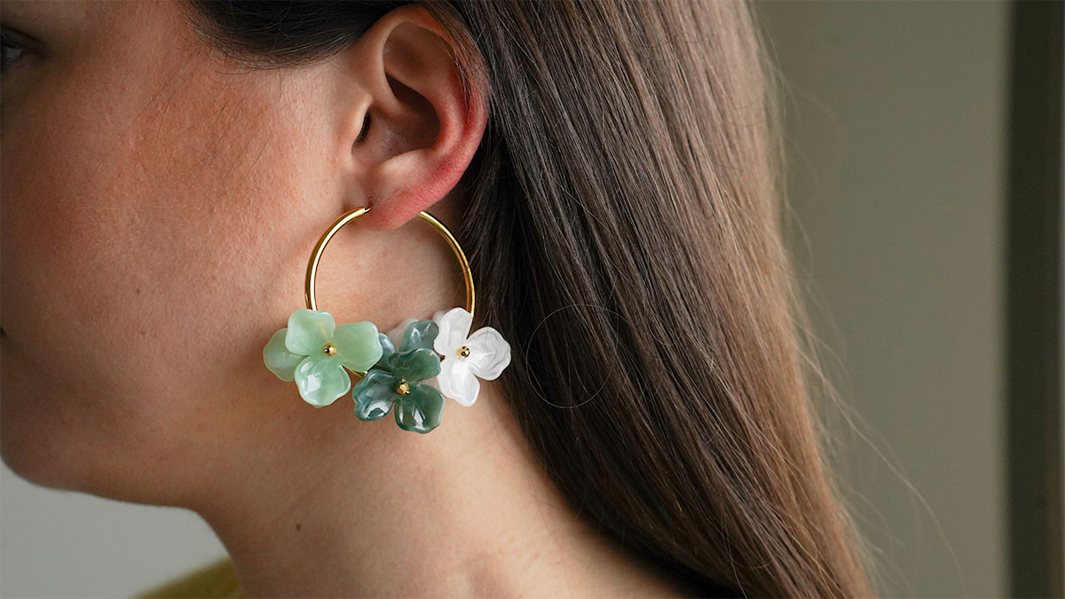 Pendientes de aro de acero inoxidable chapado en oro con flores Pendientes de aro de acero inoxidable chapado en oro con flores