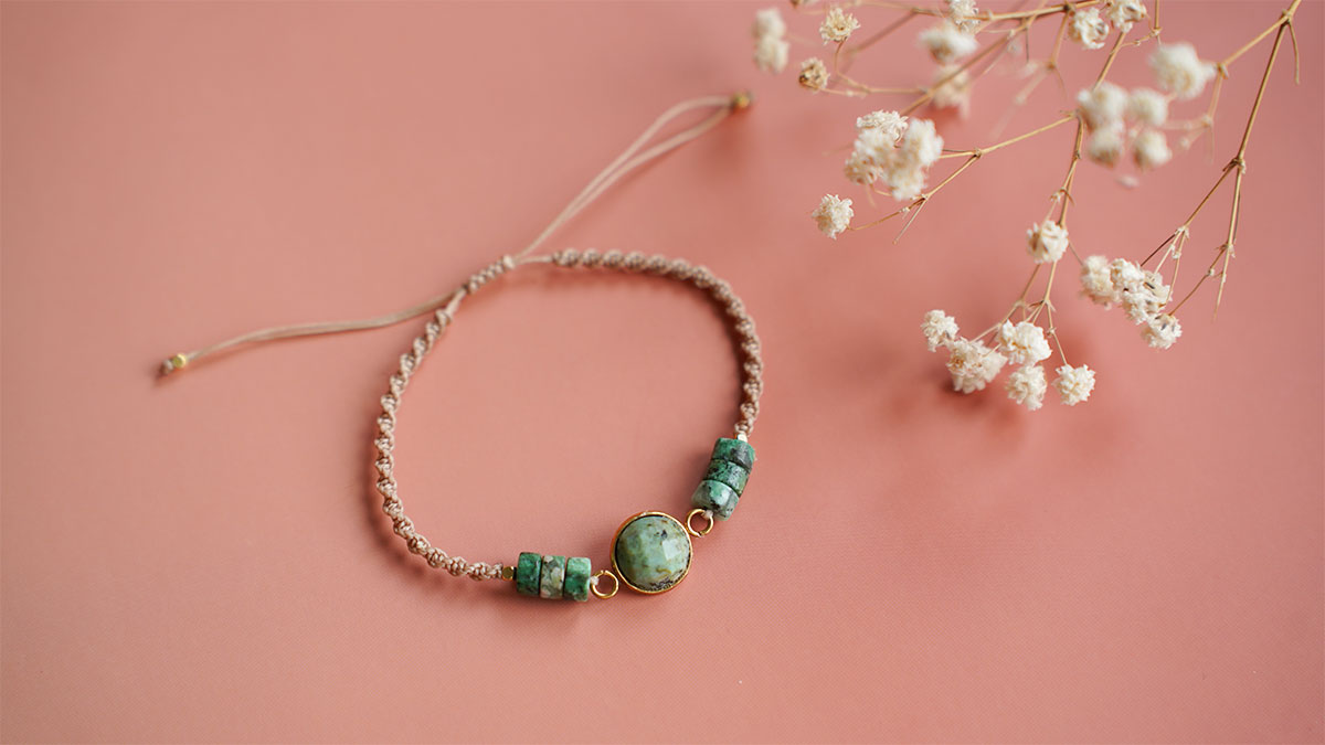 Pulsera de micro macramé y turquesa africana Pulsera de micro macramé y turquesa africana