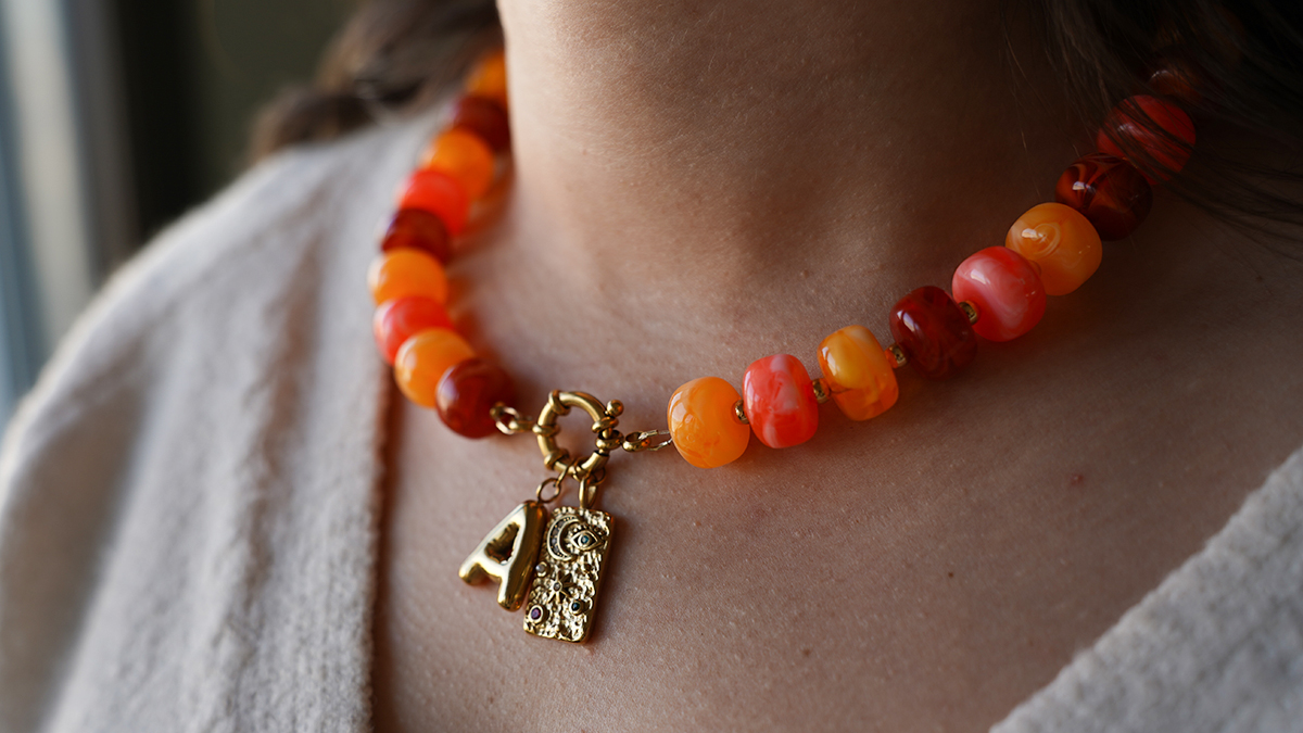 Collar con grandes cuentas acrílicas de colores y colgante de letra Collar con grandes cuentas acrílicas de colores y colgante de letra