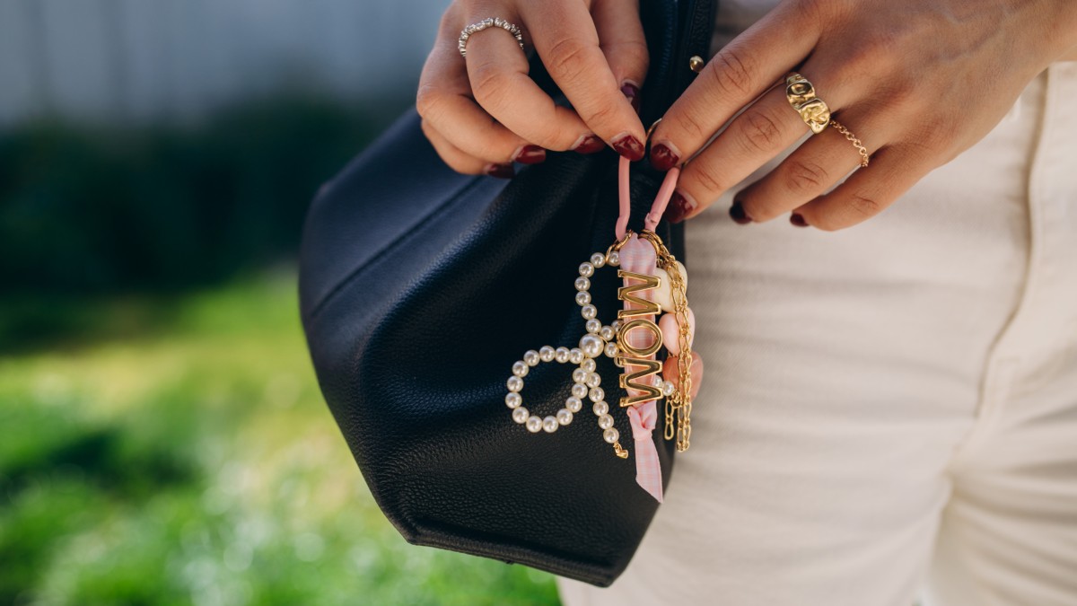 DIY joyas para el bolso del Día de la Madre: llavero con cuentas nacaradas y letras DIY joyas para el bolso del Día de la Madre: llavero con cuentas nacaradas y letras