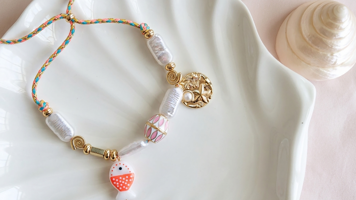 Pulsera de cordón y dijes: una colorida joya DIY para el verano Pulsera de cordón y dijes: una colorida joya DIY para el verano