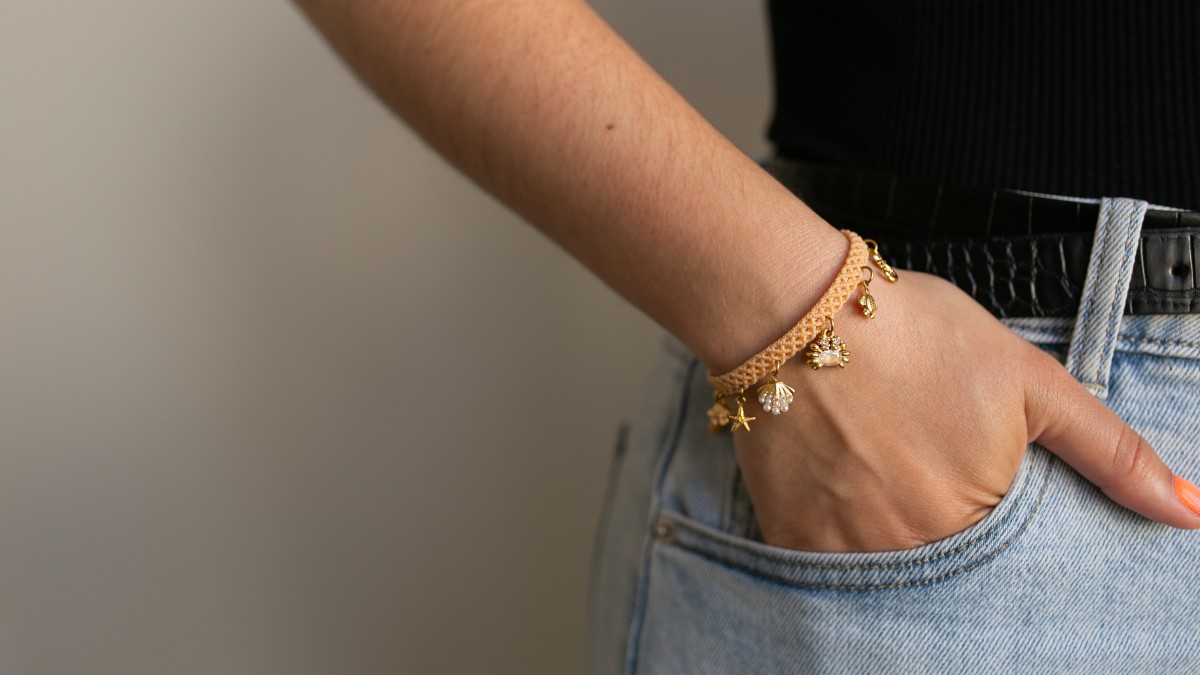Pulsera de micro-macramé con dijes Pulsera de micro-macramé con dijes