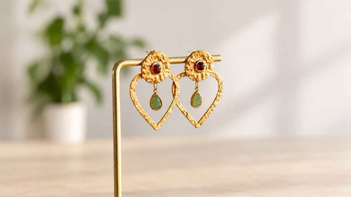 Pendientes con forma de corazón y colgantes con piedras preciosas Pendientes con forma de corazón y colgantes con piedras preciosas