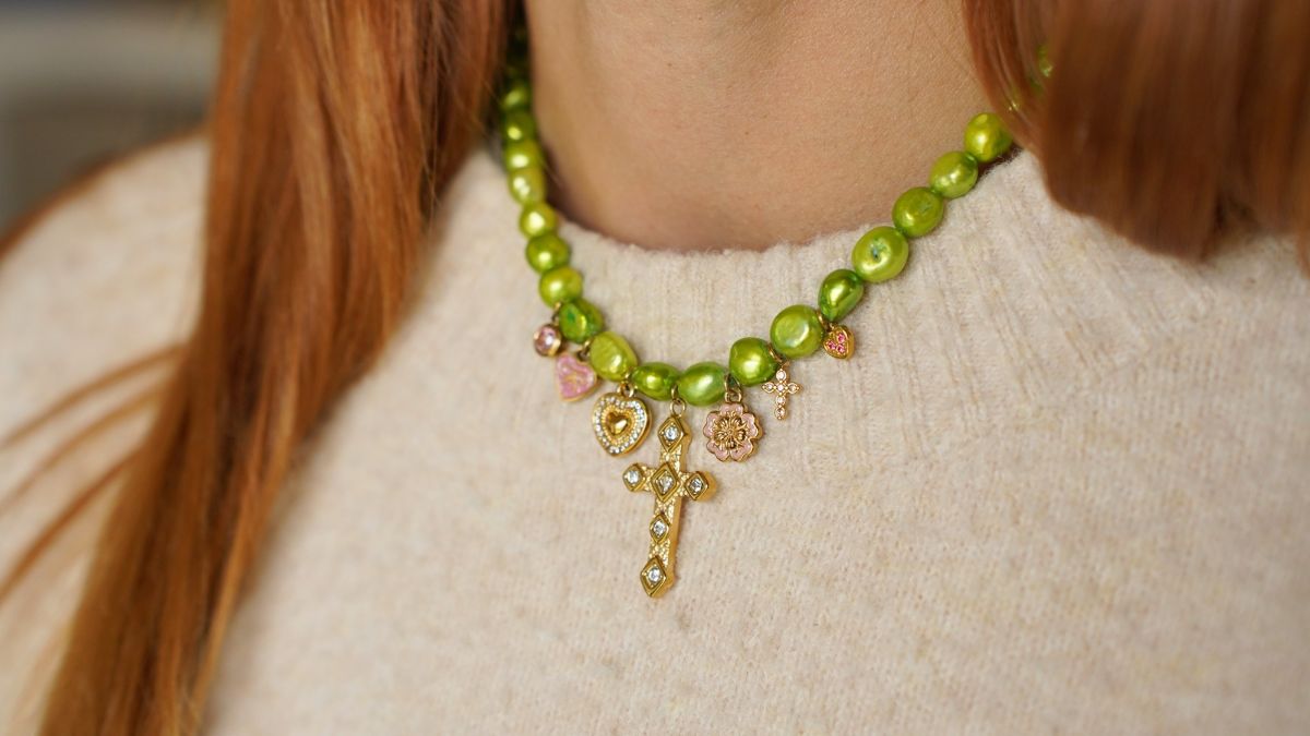 Collar de cuentas de agua dulce de color verde anís con dijes de acero inoxidable dorado y rosa Collar de cuentas de agua dulce de color verde anís con dijes de acero inoxidable dorado y rosa