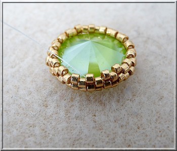 aretes con cristales de PureCrystal Salomé majestuosa azul y perlas de cal y vidrio y Amos® Khéops® por Puca® : Paso 4 aretes con cristales de PureCrystal Salomé majestuosa azul y perlas de cal y vidrio y Amos® Khéops® por Puca® : Paso 4