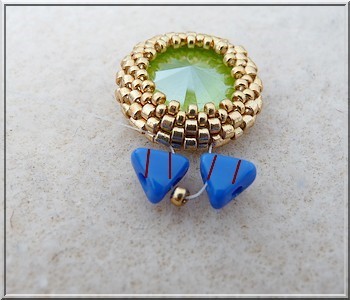 aretes con cristales de PureCrystal Salomé majestuosa azul y perlas de cal y vidrio y Amos® Khéops® por Puca® : Paso 6 aretes con cristales de PureCrystal Salomé majestuosa azul y perlas de cal y vidrio y Amos® Khéops® por Puca® : Paso 6