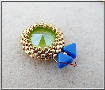 aretes con cristales de PureCrystal Salomé majestuosa azul y perlas de cal y vidrio y Amos® Khéops® por Puca® : Paso 7 aretes con cristales de PureCrystal Salomé majestuosa azul y perlas de cal y vidrio y Amos® Khéops® por Puca® : Paso 7