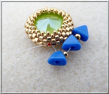 aretes con cristales de PureCrystal Salomé majestuosa azul y perlas de cal y vidrio y Amos® Khéops® por Puca® : Paso 8 aretes con cristales de PureCrystal Salomé majestuosa azul y perlas de cal y vidrio y Amos® Khéops® por Puca® : Paso 8