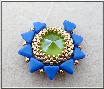 aretes con cristales de PureCrystal Salomé majestuosa azul y perlas de cal y vidrio y Amos® Khéops® por Puca® : Paso 9 aretes con cristales de PureCrystal Salomé majestuosa azul y perlas de cal y vidrio y Amos® Khéops® por Puca® : Paso 9