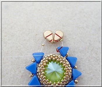 aretes con cristales de PureCrystal Salomé majestuosa azul y perlas de cal y vidrio y Amos® Khéops® por Puca® : Paso 10 aretes con cristales de PureCrystal Salomé majestuosa azul y perlas de cal y vidrio y Amos® Khéops® por Puca® : Paso 10