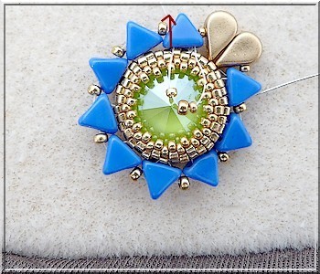 aretes con cristales de PureCrystal Salomé majestuosa azul y perlas de cal y vidrio y Amos® Khéops® por Puca® : Paso 13 aretes con cristales de PureCrystal Salomé majestuosa azul y perlas de cal y vidrio y Amos® Khéops® por Puca® : Paso 13