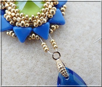 aretes con cristales de PureCrystal Salomé majestuosa azul y perlas de cal y vidrio y Amos® Khéops® por Puca® : Paso 17 aretes con cristales de PureCrystal Salomé majestuosa azul y perlas de cal y vidrio y Amos® Khéops® por Puca® : Paso 17