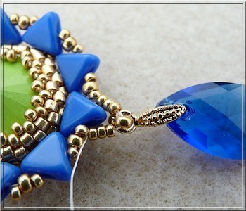 aretes con cristales de PureCrystal Salomé majestuosa azul y perlas de cal y vidrio y Amos® Khéops® por Puca® : Paso 19 aretes con cristales de PureCrystal Salomé majestuosa azul y perlas de cal y vidrio y Amos® Khéops® por Puca® : Paso 19