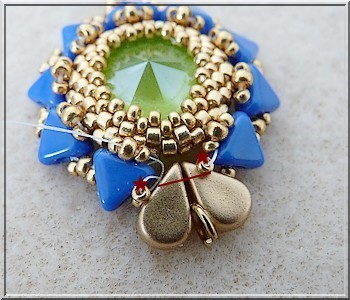 aretes con cristales de PureCrystal Salomé majestuosa azul y perlas de cal y vidrio y Amos® Khéops® por Puca® : Paso 21 aretes con cristales de PureCrystal Salomé majestuosa azul y perlas de cal y vidrio y Amos® Khéops® por Puca® : Paso 21